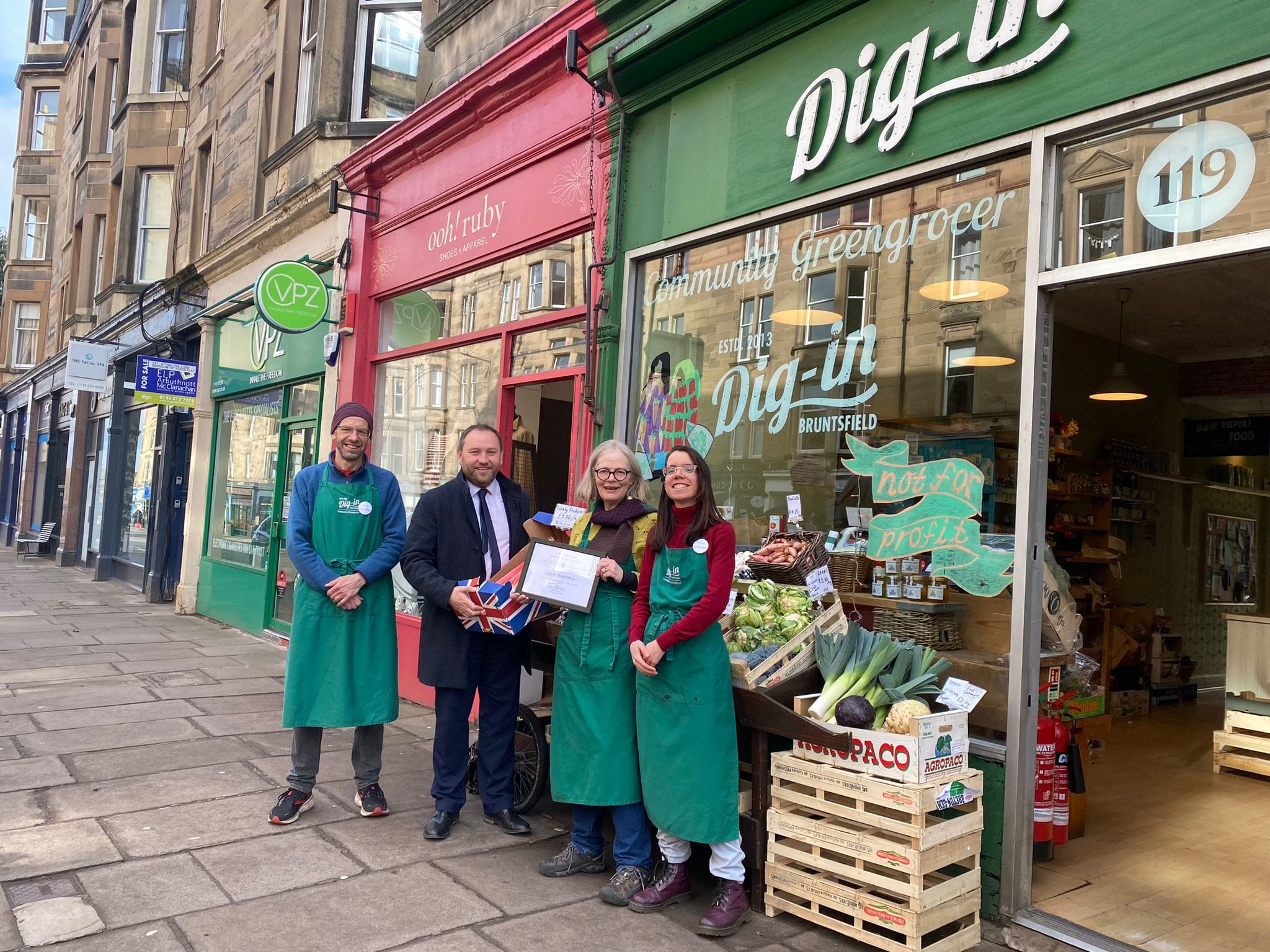 Ian with Dig-In Bruntsfield workers